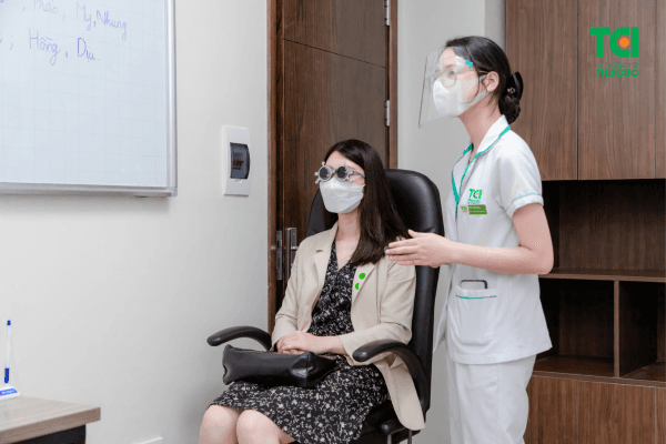 Đối với người lớn, có thể điều trị khắc phục viễn thị bằng việc đeo kính hoặc phẫu thuật