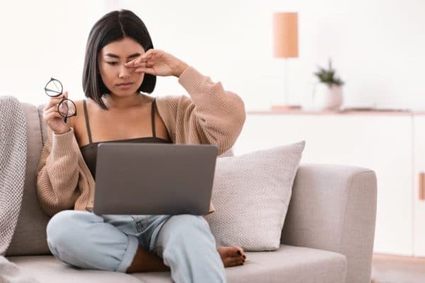 Nếu bị viễn thị, mọi người phải điều tiết mắt liên tục để có thể nhìn rõ được vật ở gần nên thường bị đau, mỏi mắt