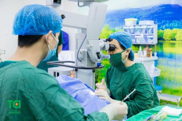 Các bác sĩ có thể điều trị viễn thị bằng nhiều phương pháp như đo kính hoặc phẫu thuật