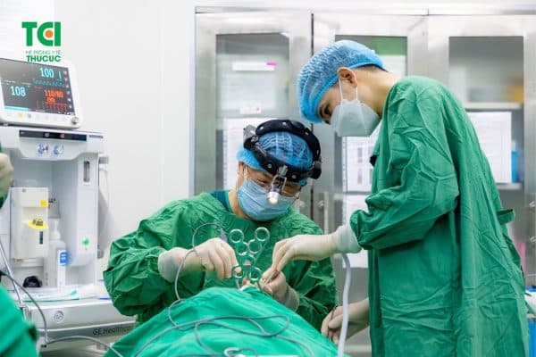 Phẫu thuật amidan bằng dao Plasma cho bé G.H được thực hiện bởi Thầy thuốc ưu tú, Bác sĩ Dương Văn Tiến - Trưởng phòng khám Tai mũi họng TCI