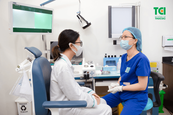 Bác sĩ tư vẫn cho chị Hiền cách vệ sinh và chăm sóc vòm họng sau phẫu thuật