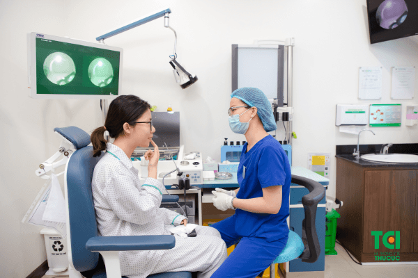 Phát hiện đau họng, khó thở, sốt cao trên 39 độ C nên chị Hiền đã quyết định tới Thu Cúc TCI để khám