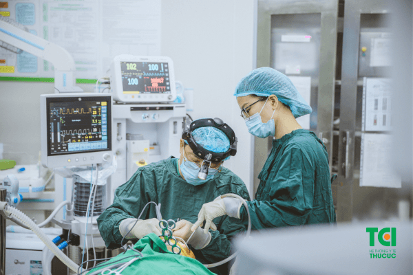 Phẫu thuật cắt bỏ amidan cho Xuân Phúc được thực hiện bởi bác sĩ Dương Văn Tiến