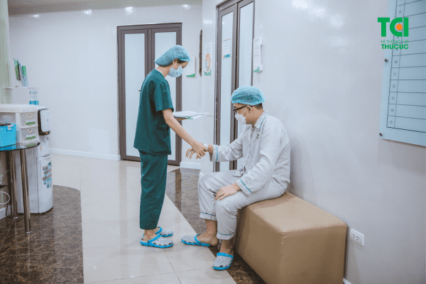 Viêm amidan dai dẳng ảnh hưởng tới sức khoẻ và kết quả học tập nên Xuân Phúc đã được bố mẹ đưa tới TCI để khám