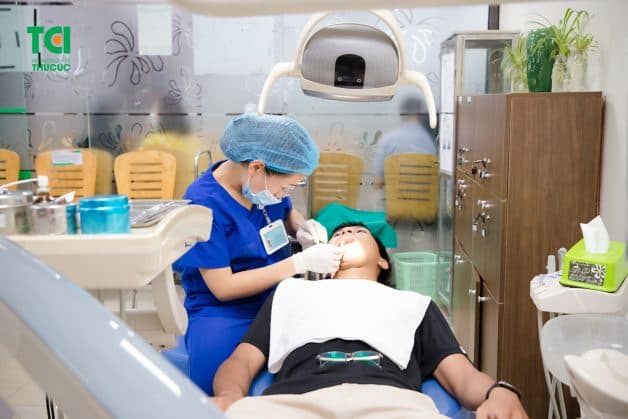 Thăm khám với chuyên gia để được điều trị bằng phương pháp phẫu thuật tụt lợi phù hợp