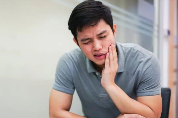 Răng 8 mọc ngầm khiến mọi người đau nhức khó chịu và gặp nhiều khó ăn trong sinh hoạt, ăn uống