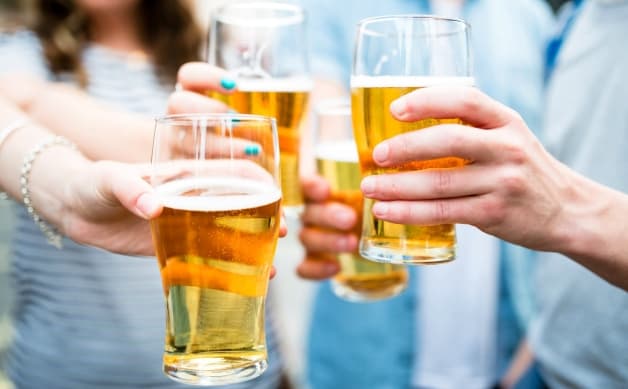 Rong kinh kiêng ăn gì - Rượu, bia là những loại thực phẩm chị em bị rong kinh không nên sử dụng