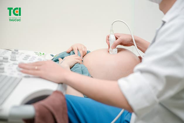 Khi thực hiện siêu âm thai, các mẹ cần có sự chuẩn bị đầy đủ, thực hiện theo lời dặn của bác sĩ để quá trình kiểm tra, đánh giá tình trạng thai nhi diễn ra thuận lợi, hiệu quả nhất