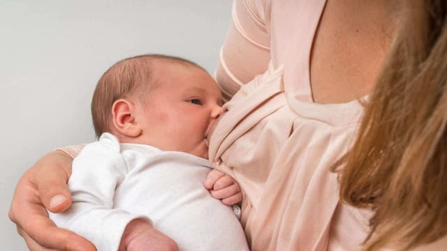 Tắc tia sữa sau sinh mổ và cách phòng ngừa dành cho mẹ