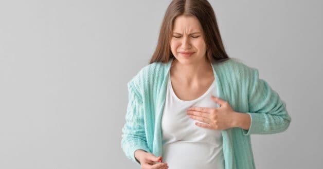 Dấu hiệu đầu tiên của tắc tia sữa đó là căng cứng bầu ngực, thậm chí sưng đỏ, sau đó là gây sốt