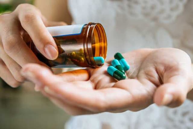 Mẹ bị tắc tia sữa uống gì cho nhanh khỏi mà không ảnh hưởng sữa?