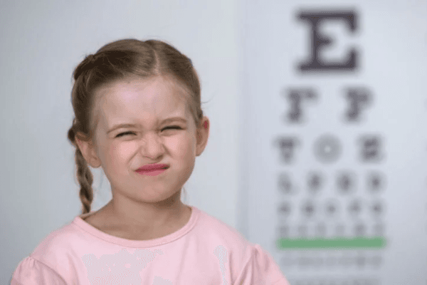 Lệch khúc xạ là tình trạng hai mắt mắc phải các tật khúc xạ khác nhau khiến thị lực của cả 2 mắt bị cản trở