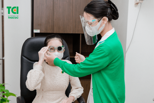 Điều trị tật khúc xạ ở trẻ em có thể áp dụng phương pháp đeo kính gọng, kính định hình giác mạc...