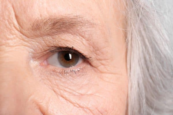 Thị lực suy giảm nghiêm trọng, nhìn mờ, mù màu... là tình trạng mà người mắc thoái hóa hoàng điểm gặp phải