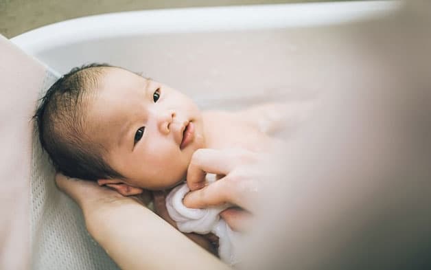 Trẻ bị sốt nên tắm là gì