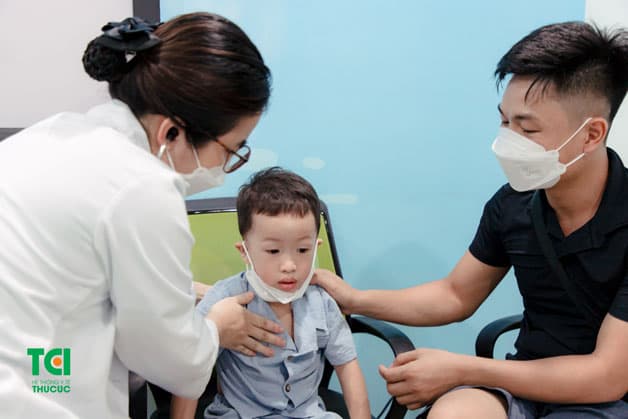 Trẻ bị sốt nên tắm lá gì