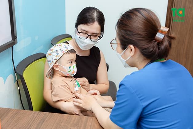 trẻ bị sốt phát ban