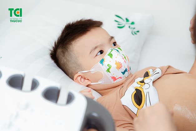 trẻ bị sốt phát ban