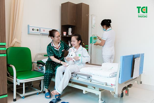 trẻ bị sốt xuất huyết