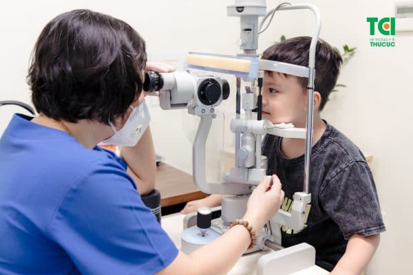 trẻ bị viễn thị