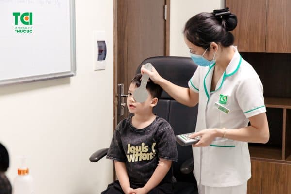 trẻ bị viễn thị