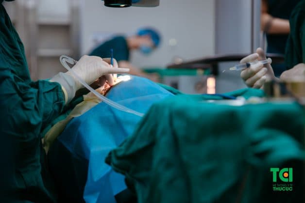 Bệnh nhân cần phẫu thuật khi đau mắt hột đã biến chứng