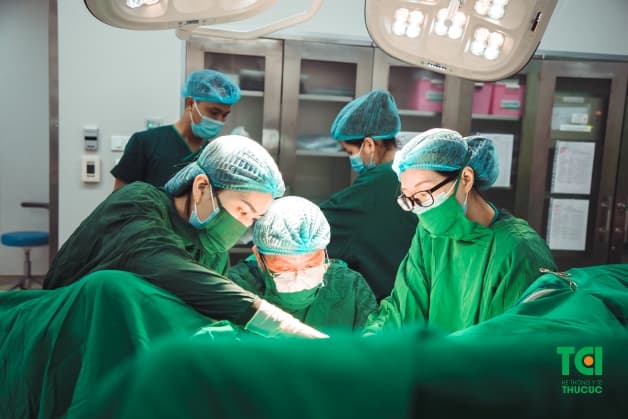 Vì sao u xơ tử cung gây rong kinh - tùy vào tình trạng bệnh nặng hay nhẹ của bệnh nhân mà bác sĩ chuyên khoa sẽ chỉ định cho chị em sử dụng biện pháp uống thuốc hay phẫu thuật.