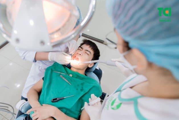 Vệ sinh răng miệng chuyên sâu với chuyên gia