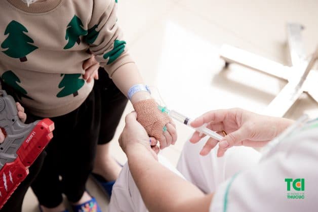 Trước tình trạng như trên của bé Kwon Si Anh, bác sĩ Thu TCI đã lên phác đồ điều trị cho bé bao gồm: Tiêm kháng sinh