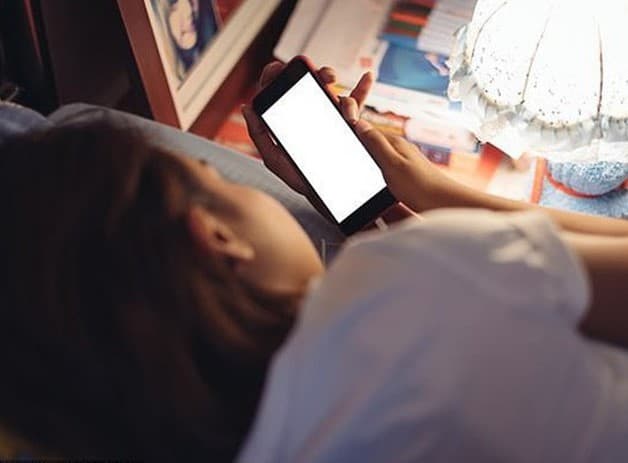 Khó ngủ tuổi dậy thì một phần do việc lạm dụng điện thoại, tivi, máy tính gần giờ ngủ