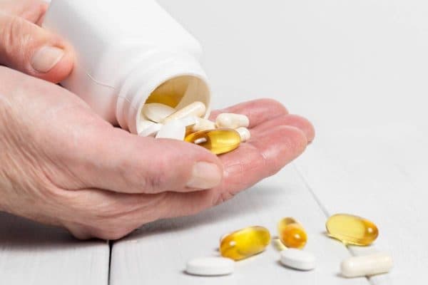 Điều trị bệnh thoái hóa điểm vàng có thể sử dụng thuốc hoặc tiến hành phẫu thuật bằng laser...