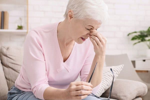 Tuổi tác là một trong những yếu tố khiến mọi người có nguy cơ mắc bệnh thoái hóa điểm vàng