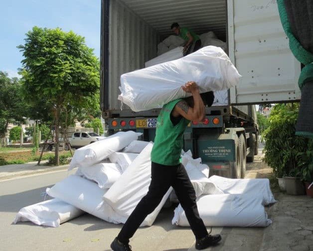 Bê vác nặng thường xuyên cũng có thể dẫn tới thoái hóa đốt sống cổ