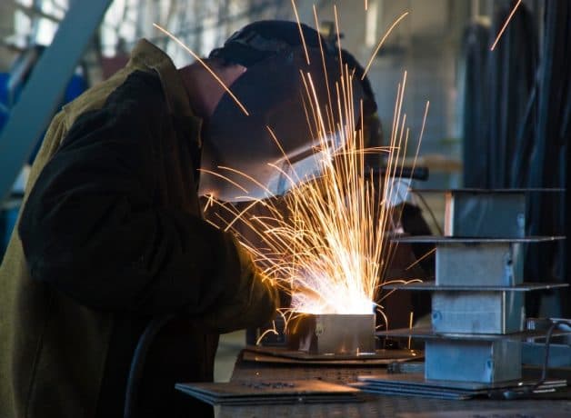 Tia lửa hàn có thể làm bỏng giác mạc