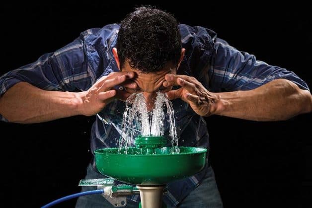 Đây không phải là cách rửa mắt bỏng giác mạc đúng đắn