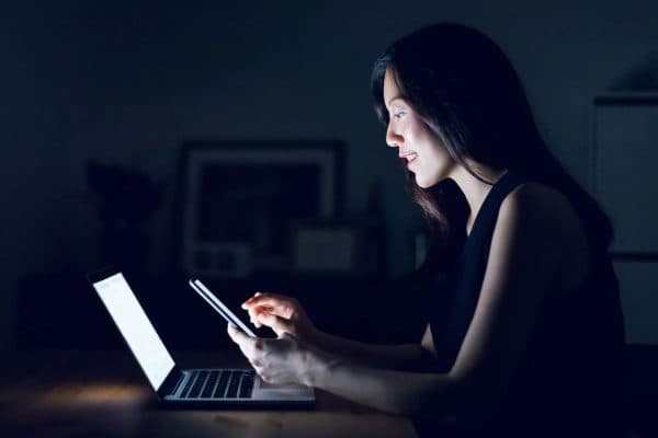 Tật khúc xạ không được khắc phục đúng cách cũng có thể là nguyên nhân gây lác mắt