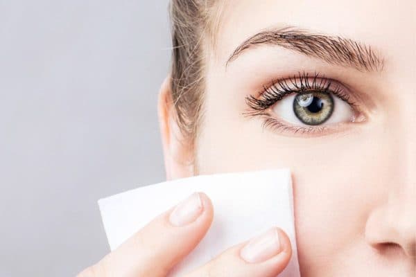 Vệ sinh mắt kỹ lưỡng có thể làm giảm triệu chứng viêm đối với những người bị viêm thể nhẹ