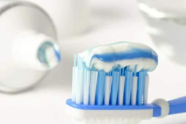 Vệ sinh răng miệng đều đặn hằng ngày để làm sạch thức ăn thừa giúp giảm thiểu nguy cơ hình thành cao răng