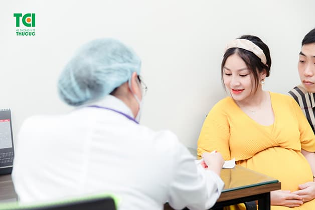 Có thai có nên khám phụ khoa không? Câu trả lời là có vì trong thai kỳ, các mẹ rất dễ bị viêm nhiễm phụ khoa, dẫn đến một số vấn đề nghiêm trọng