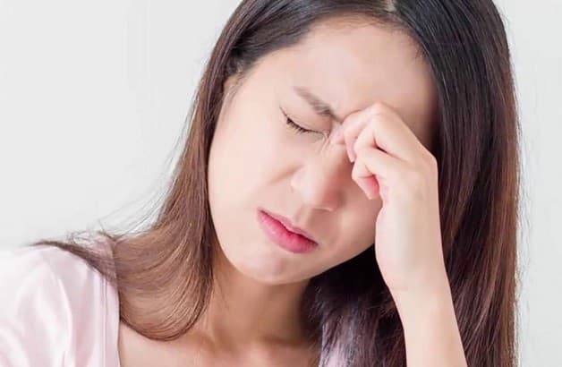 thoái hóa đốt sống cổ dấu hiệu đau đầu, nhức hai hốc mắt