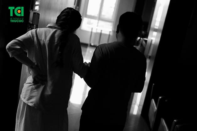 Sản phụ bị đau lưng sau quá trình đẻ mổ cần vận động nhẹ nhàng, tránh nằm, ngồi lâu một chỗ để các cơ, dây chằng được kích thích, tăng quá trình lưu thông máu, cải thiện cơn đau