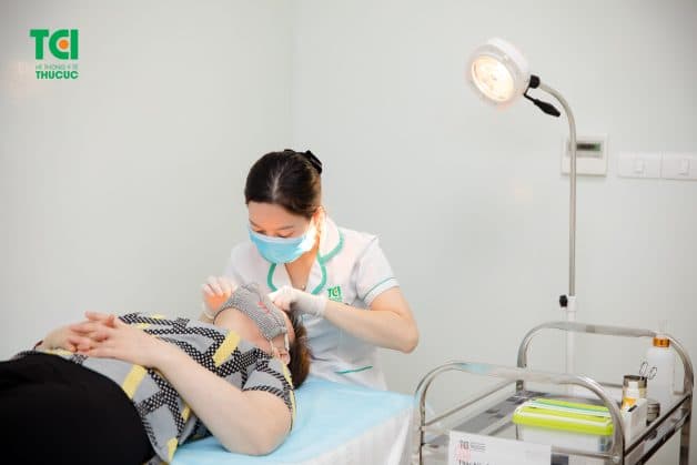 Đến các cơ sở y tế chuyên khoa mắt để thăm khám đau mắt đỏ