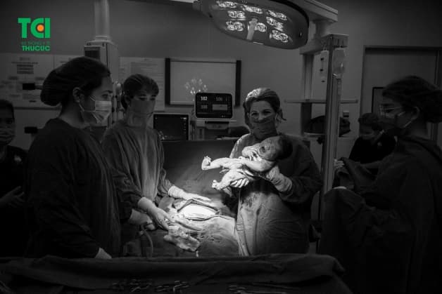 Đẻ mổ là phương pháp sinh nở nhằm đảm bảo an toàn cho những mẹ gặp một số vấn đề, bệnh lý trong thai kỳ