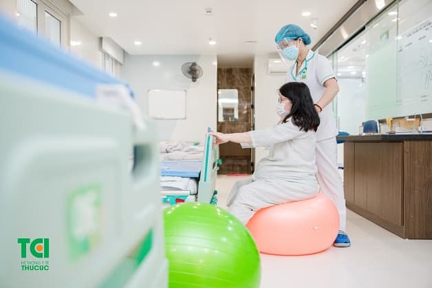 Mẹ tập với bóng để dễ dàng chuyển dạ đẻ thường