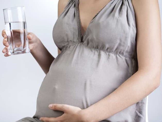 Uống nhiều nước gần giờ ngủ khiến mẹ bầu sẽ bị tiểu đêm nhiều