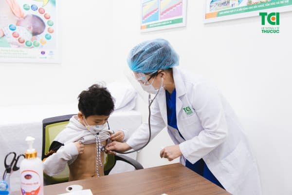 trẻ bị hen phế quản