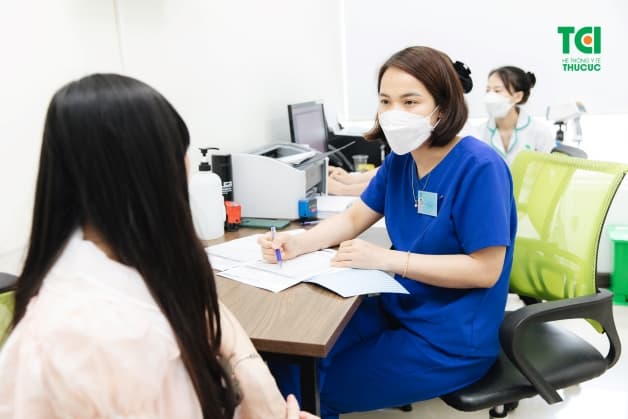 khám trong bị ra máu