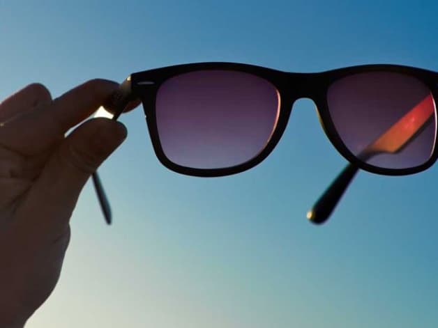 Đeo kính râm khi ở ngoài trời để hạn chế nguy cơ bị viễn thị
