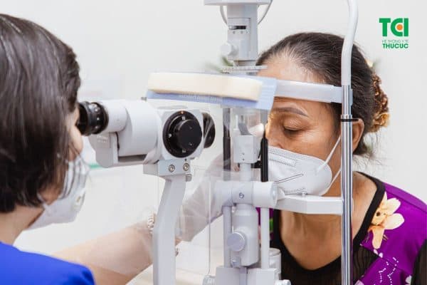 Điều trị sụp mí cần có sự chỉ định của bác sĩ để đảm bảo an toàn và hiệu quả cho người bệnh