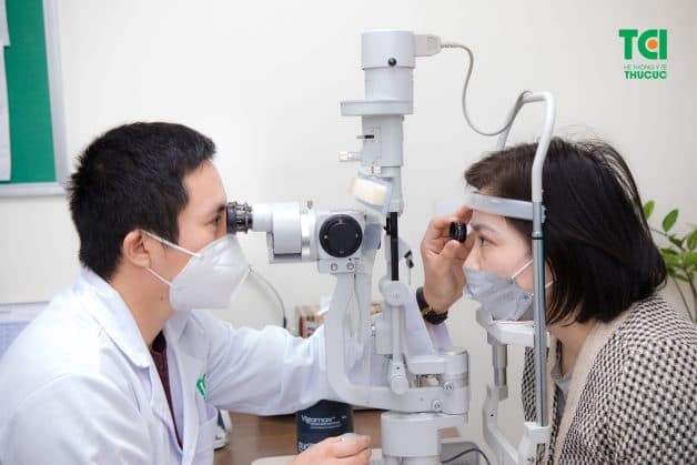 tiến hành phẫu thuật chỉnh mắt lác